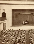 București. Școala centrală de fete. Sala de serbări în timpul unui examen de pian, în perioada interbelică (© iMAGO Romaniae)