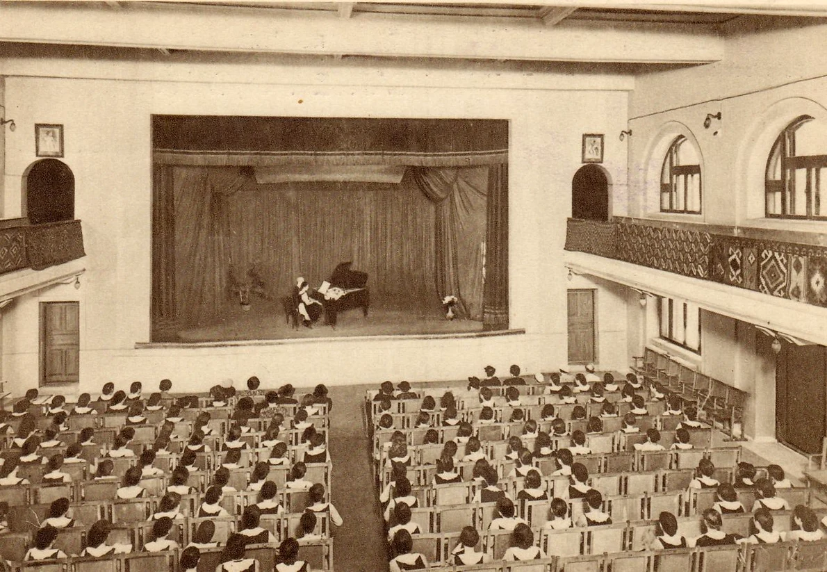 București. Școala centrală de fete. Sala de serbări în timpul unui examen de pian, în perioada interbelică (© iMAGO Romaniae)