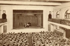 București. Școala centrală de fete. Sala de serbări în timpul unui examen de pian, în perioada interbelică (© iMAGO Romaniae)