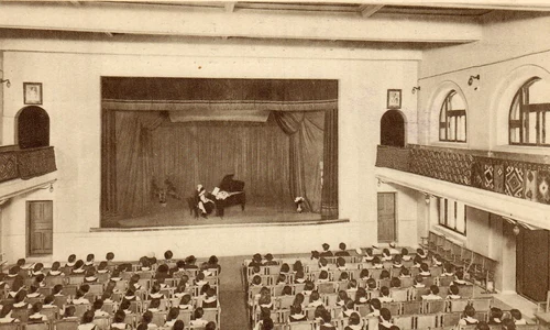 București. Școala centrală de fete. Sala de serbări în timpul unui examen de pian, în perioada interbelică (© iMAGO Romaniae)