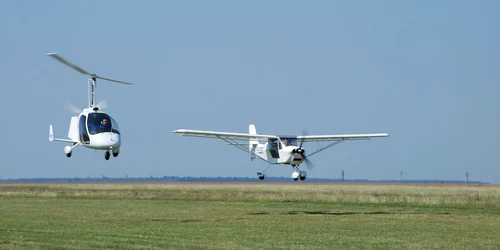 Invitaţii acţiunii de la Şirna au zburat cu singurul girocopter din ţară şi un avion YR 5265 (foto: Sebi Radu)