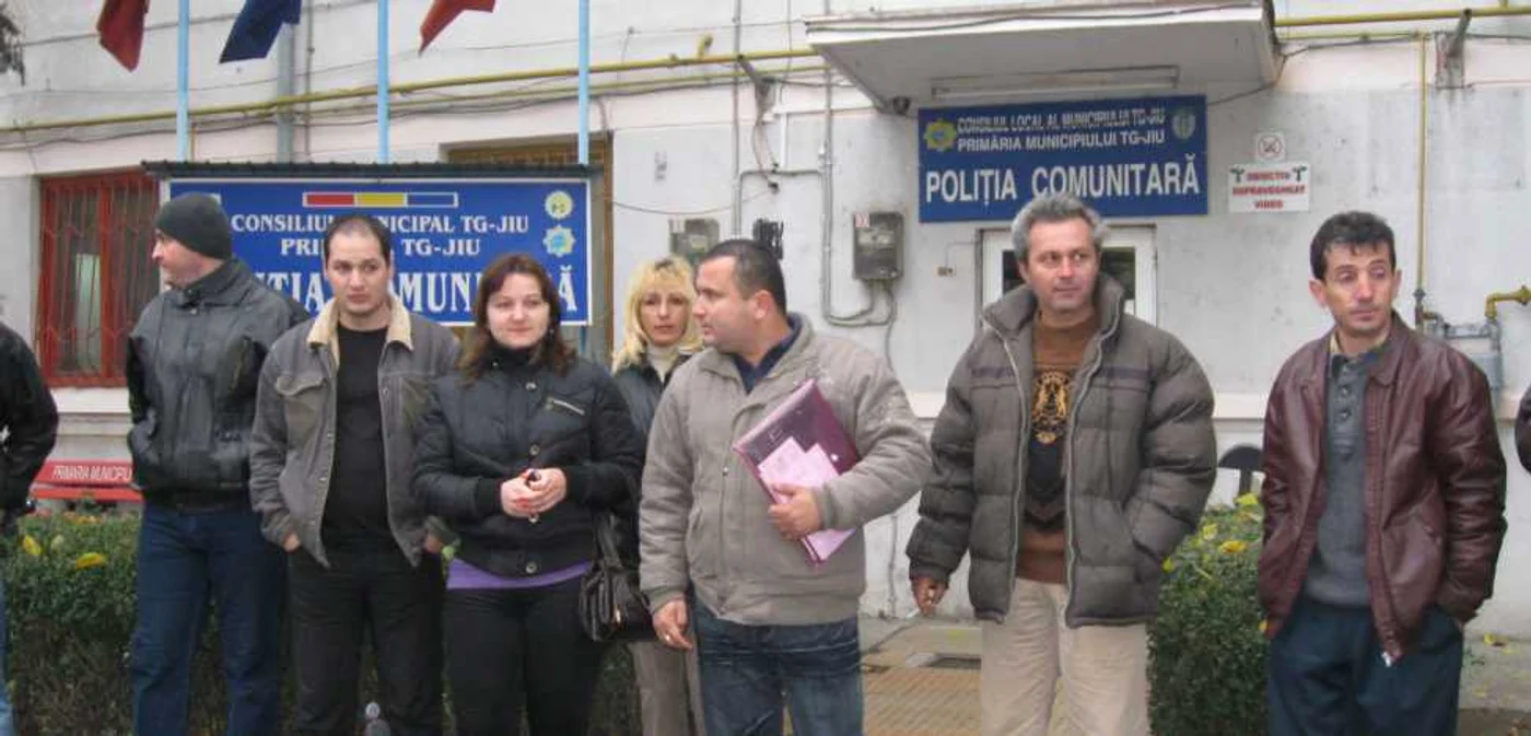 Oamenii spun că vor să primească ultimele salarii