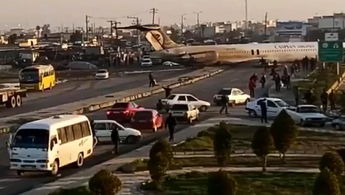 
    Pasagerii au fost ajutați de trecători să coboare din avionFoto: Twitter  