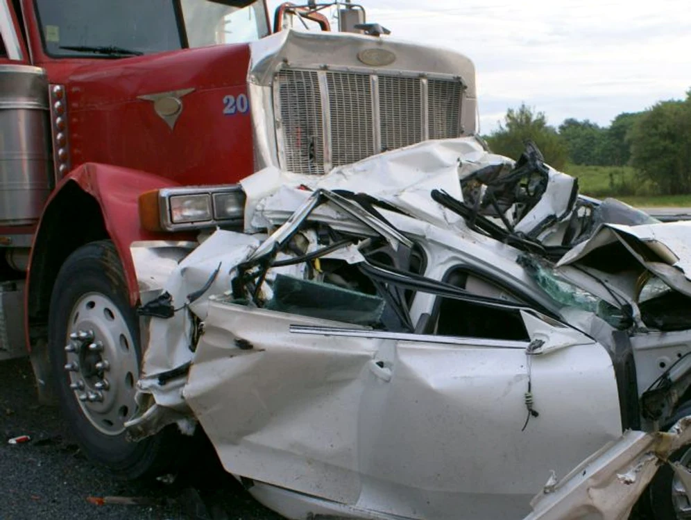 
    Vehiculul condus de bărbat s-a ciocnit frontal cu un camion care venea din direcția opusă  