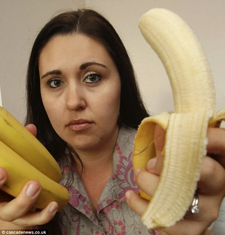 
    Femeia a avut un şoc în momentul în care şi-a dat seama ce se află în interiorul bananelor pe care le-a cumpărat  