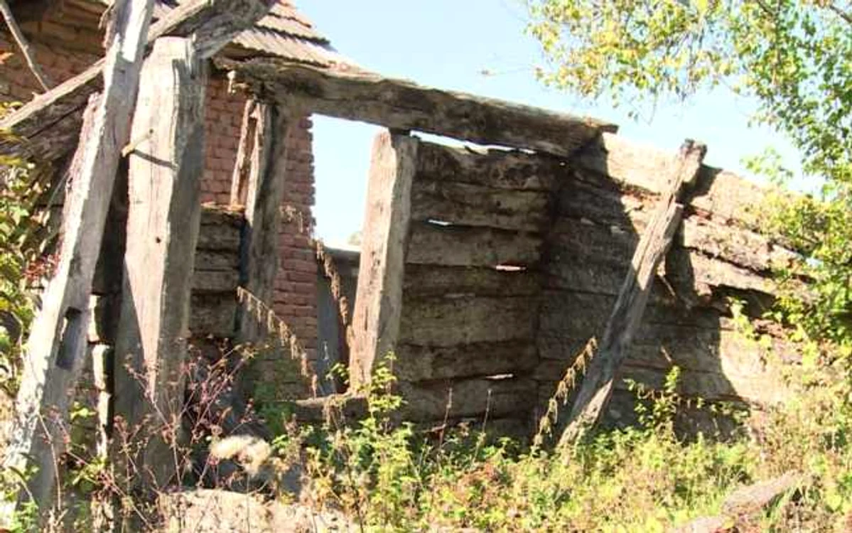 Un perete al casei părinteşti a căzut