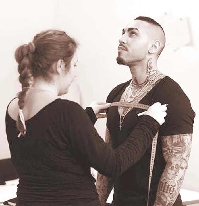 Velea a lansat o linie de haine care îi rotunjeşte veniturile