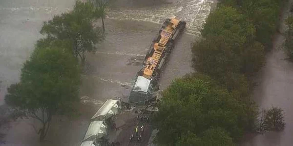 Un tren de marfă a deraiat în Texas din cauza ploilor abundente FOTO NBC News