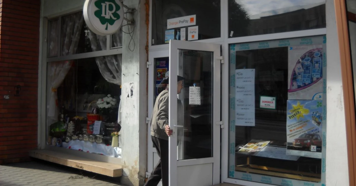 Poliţiştii încearcă să-l găsească pe făptaşul care a tâlhărit-o pe angajata agenţiei loto FOTO: Arhivă