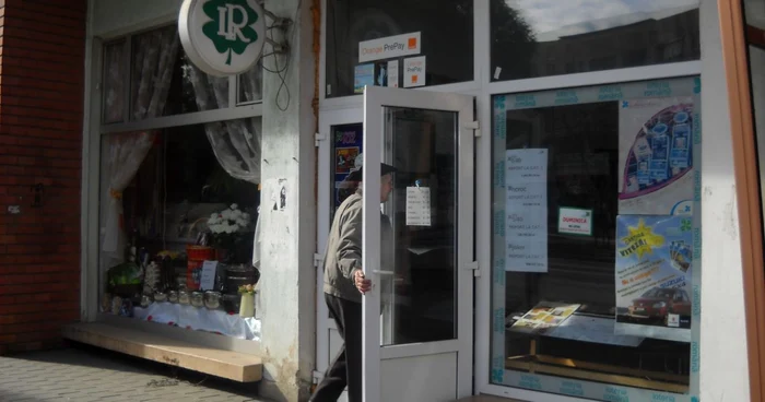 Poliţiştii încearcă să-l găsească pe făptaşul care a tâlhărit-o pe angajata agenţiei loto FOTO: Arhivă