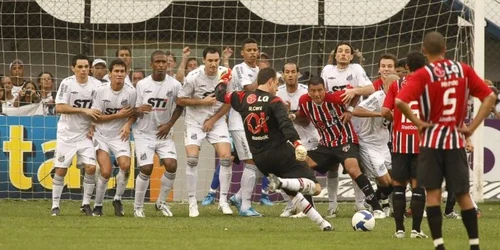 Rogerio Ceni execută de multe ori loviturile libere ale echipei Sao Paolo. 