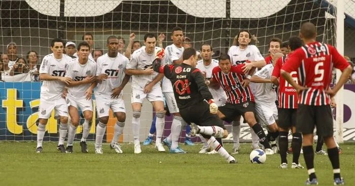 Rogerio Ceni execută de multe ori loviturile libere ale echipei Sao Paolo. 