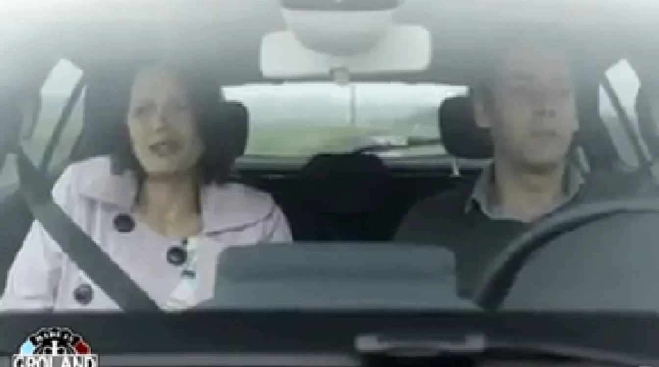 Femeia chinuită de presiunea vezicii îl roagă pe soţul ei să oprească maşina