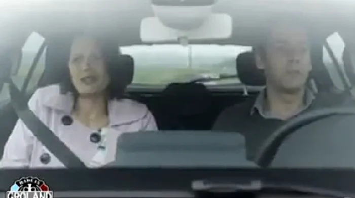 Femeia chinuită de presiunea vezicii îl roagă pe soţul ei să oprească maşina