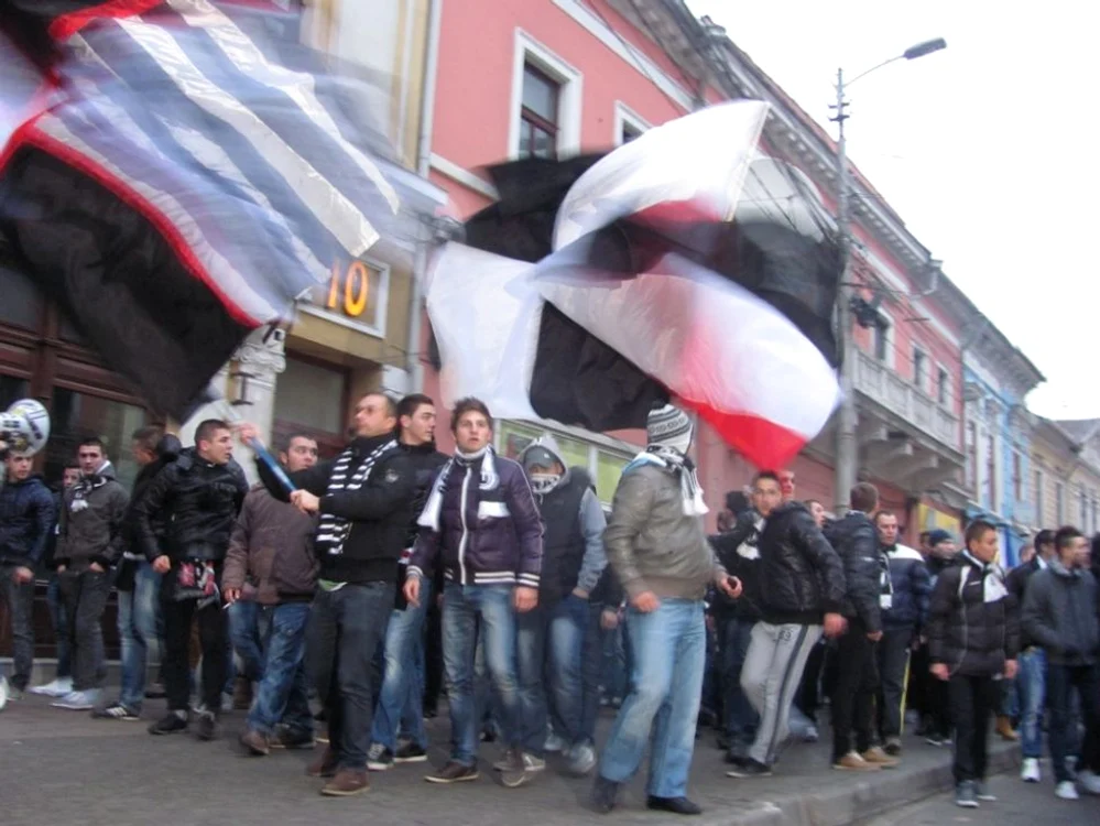 Fanii Universităţii Cluj au strâns bani pentru a-i ajuta pe jucători FOTO Mediafax