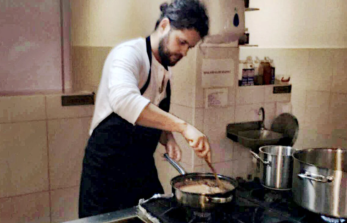 
    Regizorul Alex Ceaușu este pasionat de gastronomie și își dorea de foarte mult timp să gătească într-o bucătărie profesionistăfoto: arhiva personală  