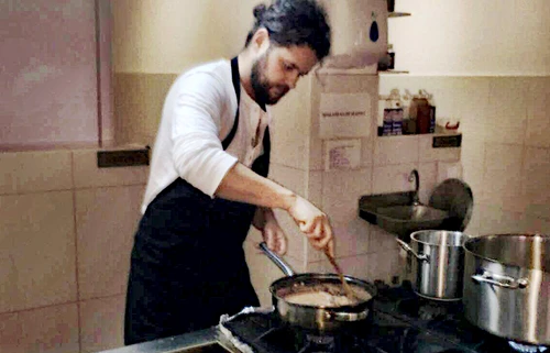 Regizorul Alex Ceaușu este pasionat de gastronomie și își dorea de foarte mult timp să gătească într-o bucătărie profesionistăfoto: arhiva personală