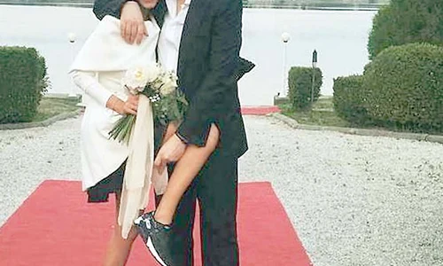 Alice și a schimbat pantofii eleganţi cu adidași jpeg