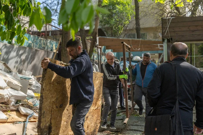 Construcţiile ilegale sunt dărâmate