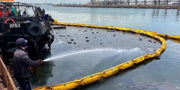 Poluare cu păcură în Portul Constanta foto ABADL