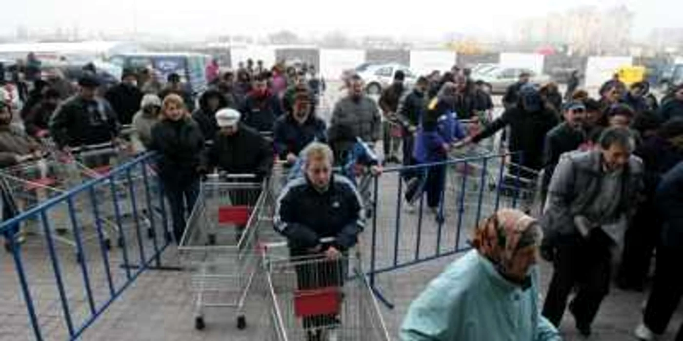 Hipermarketul Auchan s-a deschis în această dimineaţă la Craiova