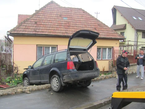 accident sibiu masina in curte1