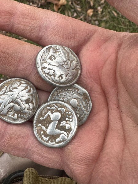 Comoară descoperită de un preot în Argeș. Ce vechime au monedele dacice găsite 