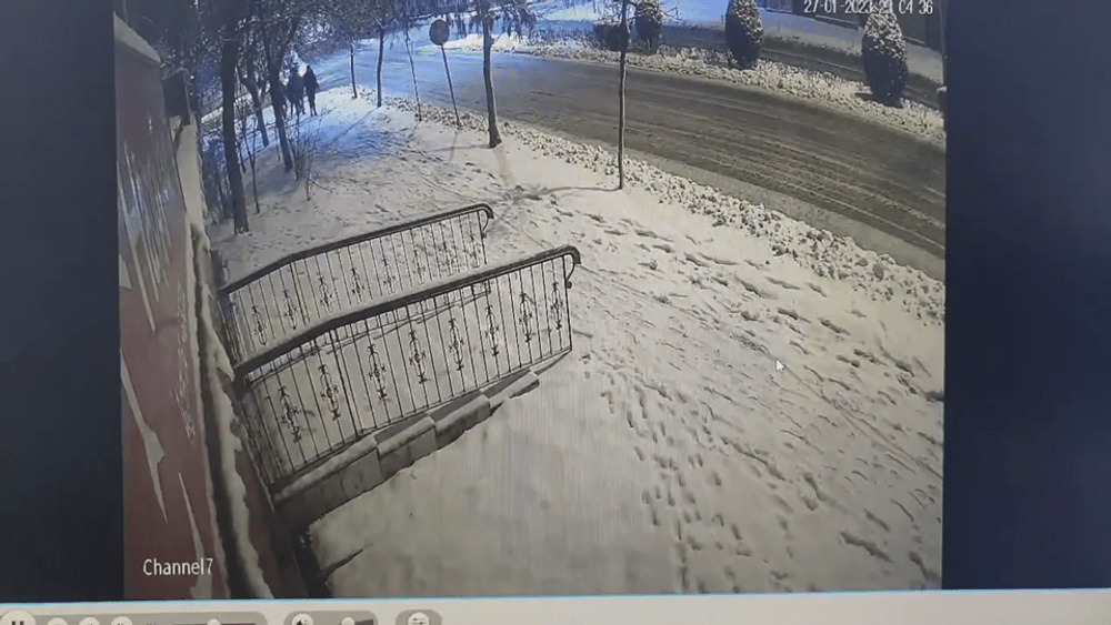 Războiul unor teribiliști cu o balustradă care le-a ieșit în cale. Imaginile au ajuns la poliție VIDEO