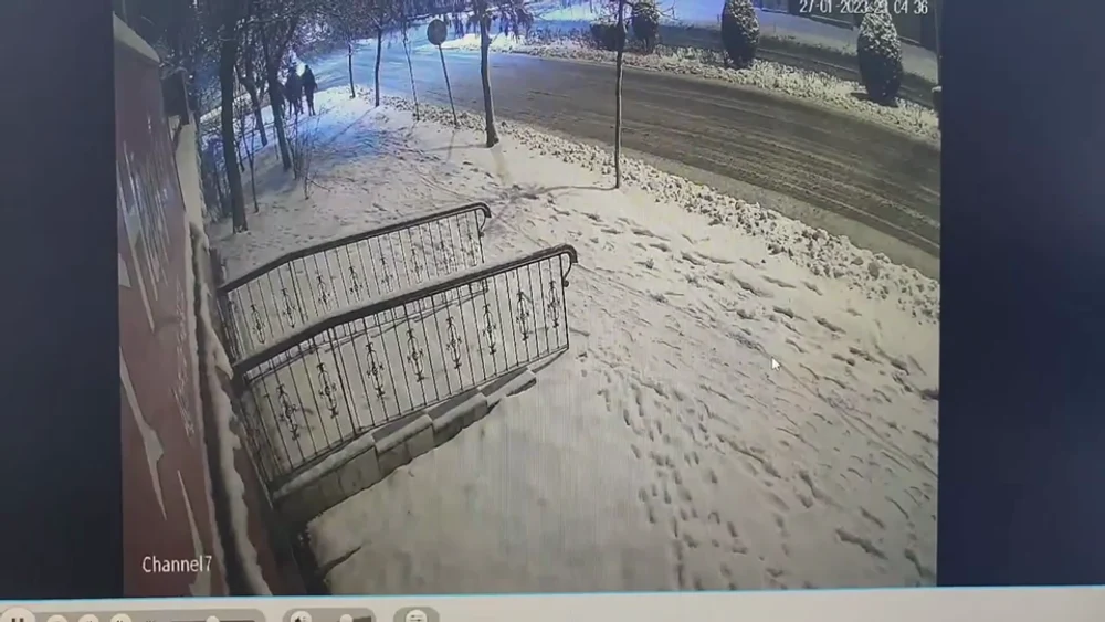 Războiul unor teribiliști cu o balustradă care le-a ieșit în cale. Imaginile au ajuns la poliție VIDEO