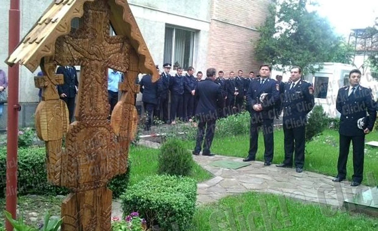
    O troiţă a fost sfinţită în curtea unităţii de pompieri din Buzău.  