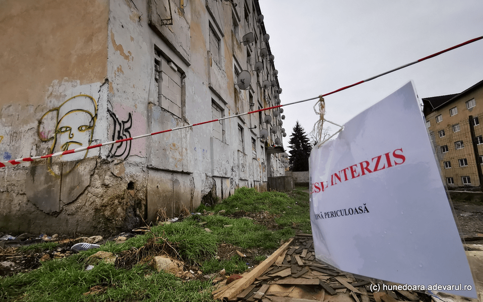 Blocul fantomă din Hunedoara, evacuat definitiv după cutremurele din februarie. Va fi demolat  VIDEO