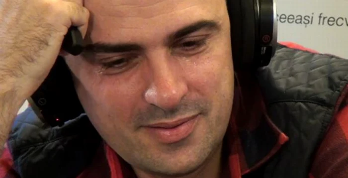 Artistul a izbucnit în lacrimi când i-a auzit vocea soţiei la radio