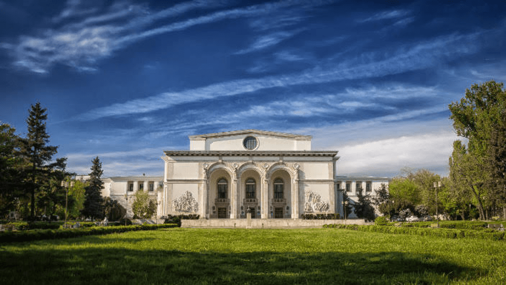 Târgul de Crăciun de pe esplanada Operei Naţionale Bucureşti se deschide sâmbătă cu un concert 