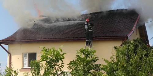 Cauza probabilă de incendiu a fost neizolarea  corespunzătoare a coşului de fum