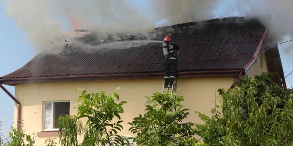 Cauza probabilă de incendiu a fost neizolarea corespunzătoare a coşului de fum