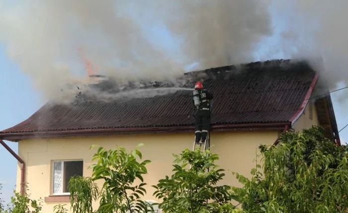 Cauza probabilă de incendiu a fost neizolarea  corespunzătoare a coşului de fum