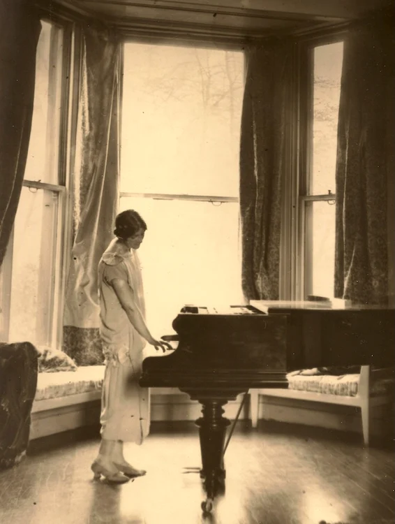 Vera Moore la pian, colecție privată, fotograf anonim jpg