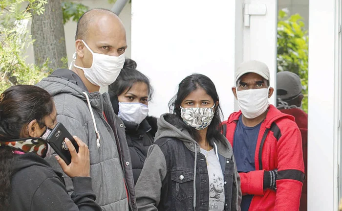 Zeci de sri-lankezi au venit să lucreze la o fabrică de confecţii din BotoşaniFoto: Inquam Photos