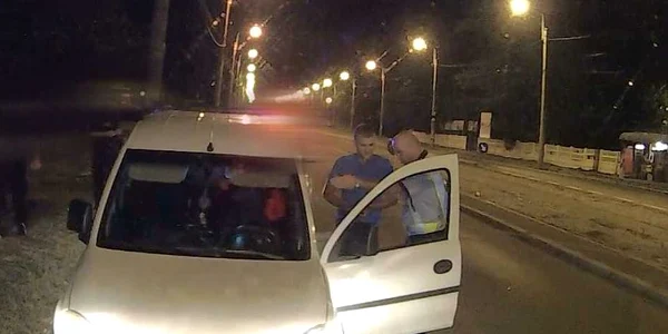 Poliţiştii au constatat că şoferul mirosea puternic a băutură. Foto