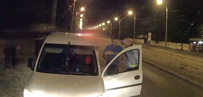 Poliţiştii au constatat că şoferul mirosea puternic a băutură. Foto: PLG