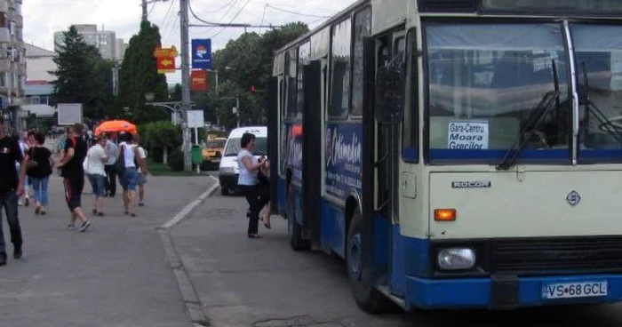 În autobuz sunt valabile doar abonamentele însoţite de poza titularului FOTO: adevarul