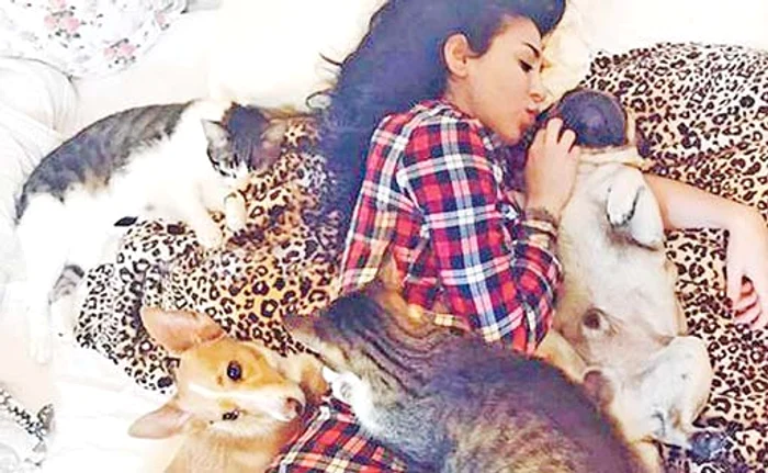 Ioniţă de la Clejani adoarme cu maimuţica pe spate