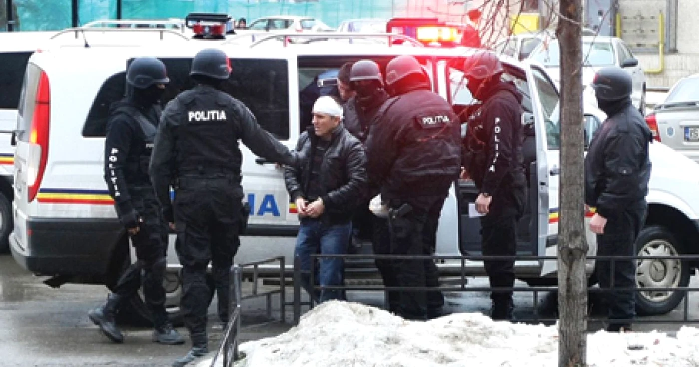 Costel Corduneanu coboară din duba poliţiei pentru a fi judecat la Tribunalul Iaşi