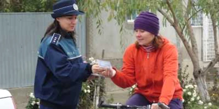 Poliţiştii au împarţit pliante informative. FOTO: Arhivă