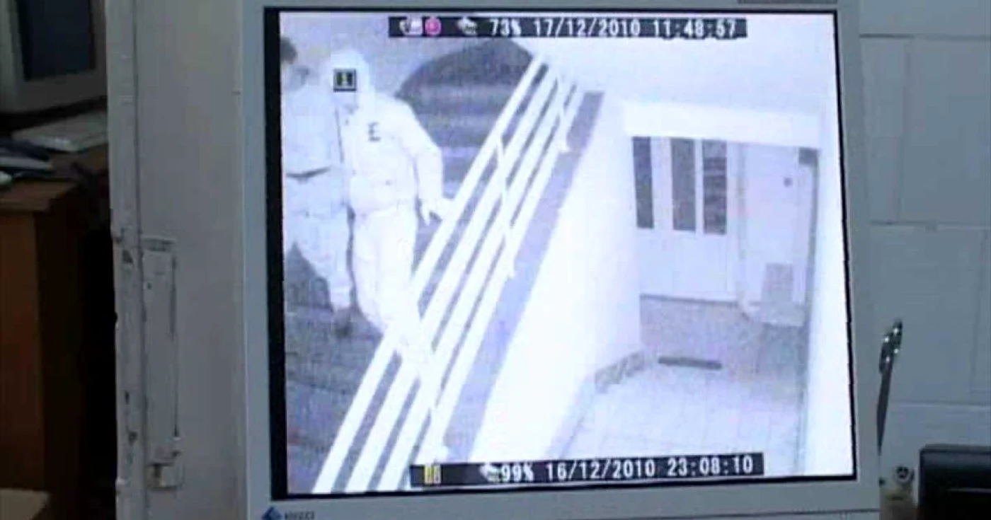 Cei doi hoţi au fost surprinşi de camerele video