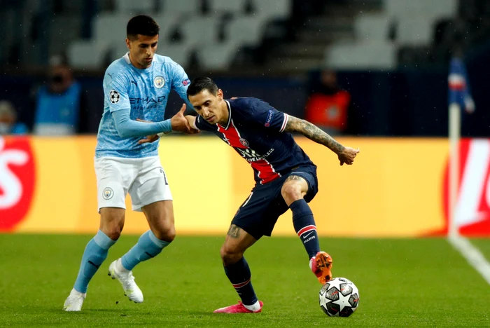 Fernandinho și Di Maria s-au contrat la marginea terenuluiFoto: EPA-EFE