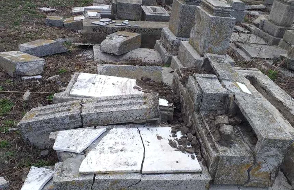 Cimitirul din Huşi FOTO NEWS.RO