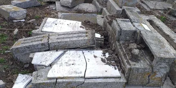 Cimitirul evreiesc din Huşi VANDALIZAT 3 APRILIE 2019 FOTO NEWS.RO