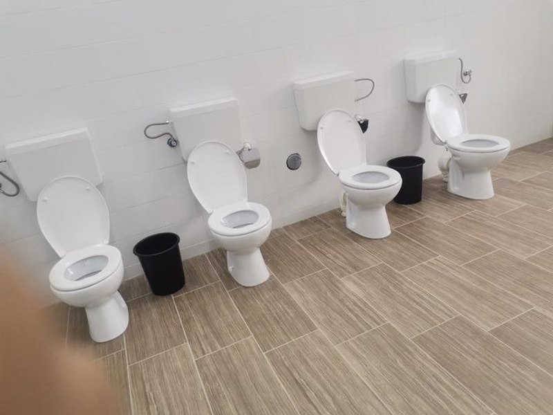 Toaletă „open space” la o școală din Gorj. Părinții acuză că nu se mai respectă intimitatea copiilor
