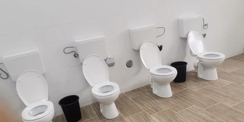 Toaletă „open space” la o școală din județul Gorj Foto   Gorj Online jpg